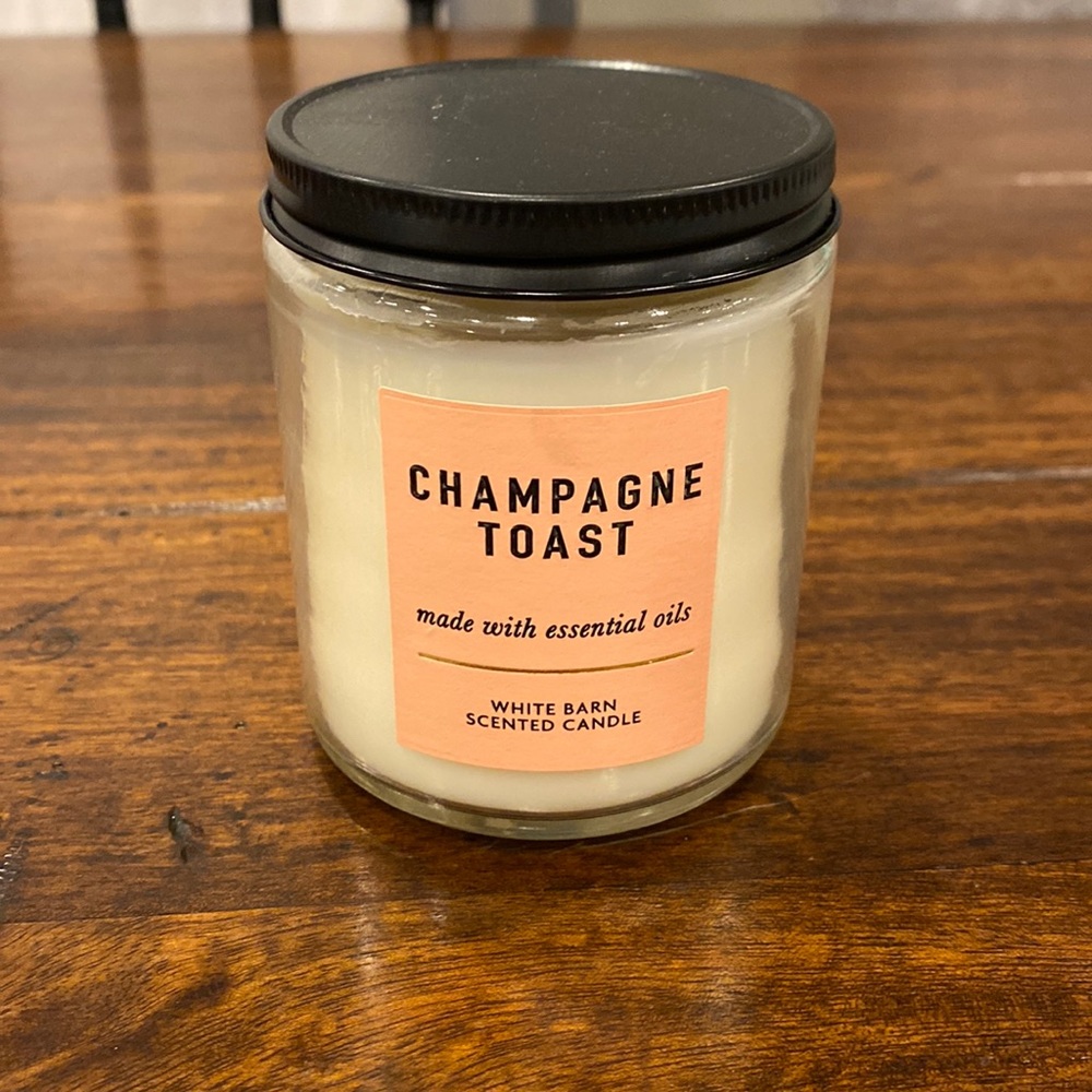 🍾NWT White Barn Candle Champagne Toast